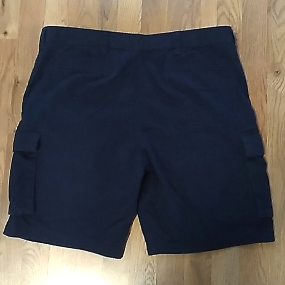 Club Room Men's Navy Blue Cargo Shorts. Size 38W - Picture 4 of 5